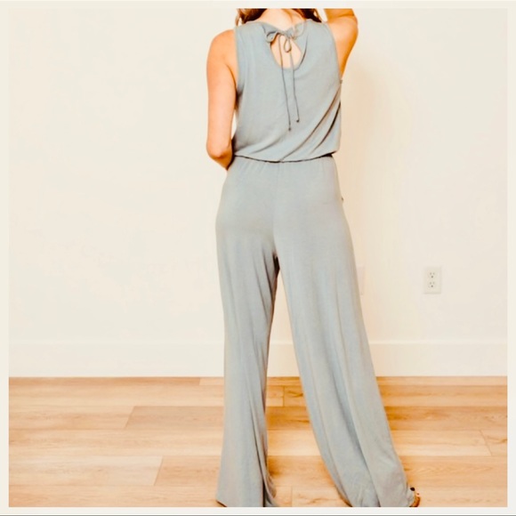 Fabulous wide leg sleeveless jumpsuit with pockets - Picture 2 of 7